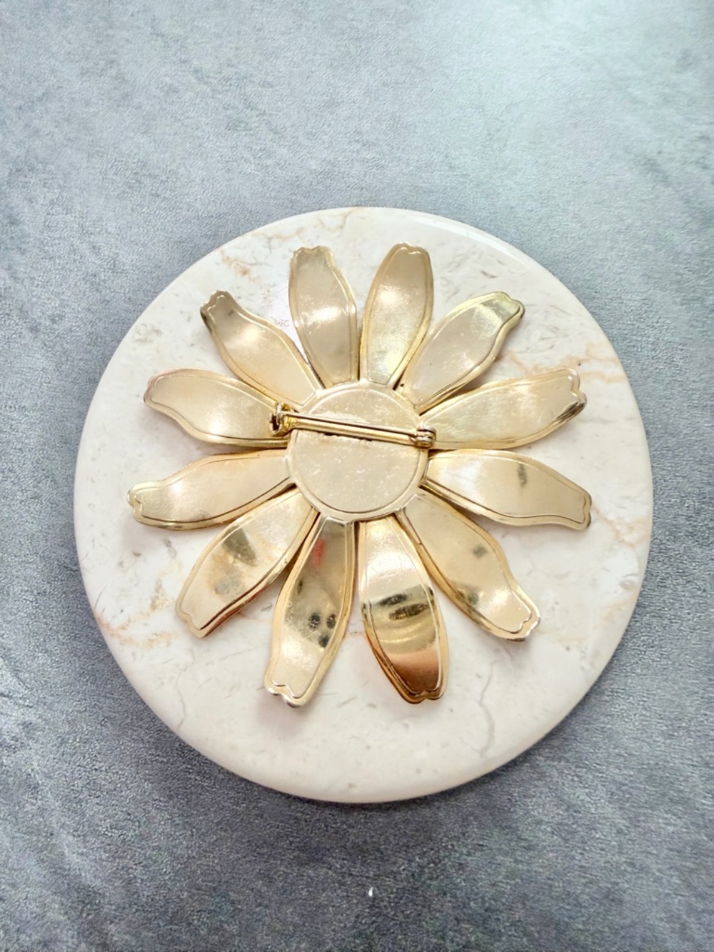Vintage Enamel Brooch Over sized Gold Tone Yellow Daisy Flower Retro Spring - Picture 4 of 5